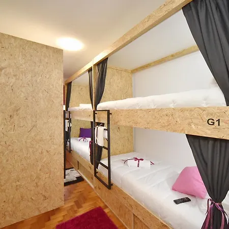 Tuk Tuk Hostel